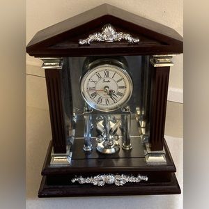 Quartz Clock-Studio Mantle clock- Good Working Condition